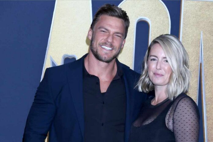 shutterstock_2134041659.jpg A smiling couple posing together at a red carpet event