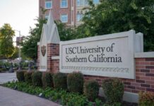 Sign for the University of Southern California on campus
