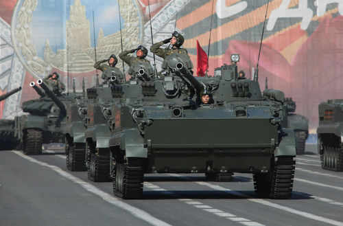 russia-military1702004938 Military tanks in formation during a parade